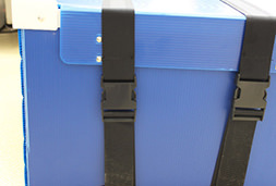エアー抽選機（小）の箱には取り付けのバックルを使用し、梱包も簡単にできます。 